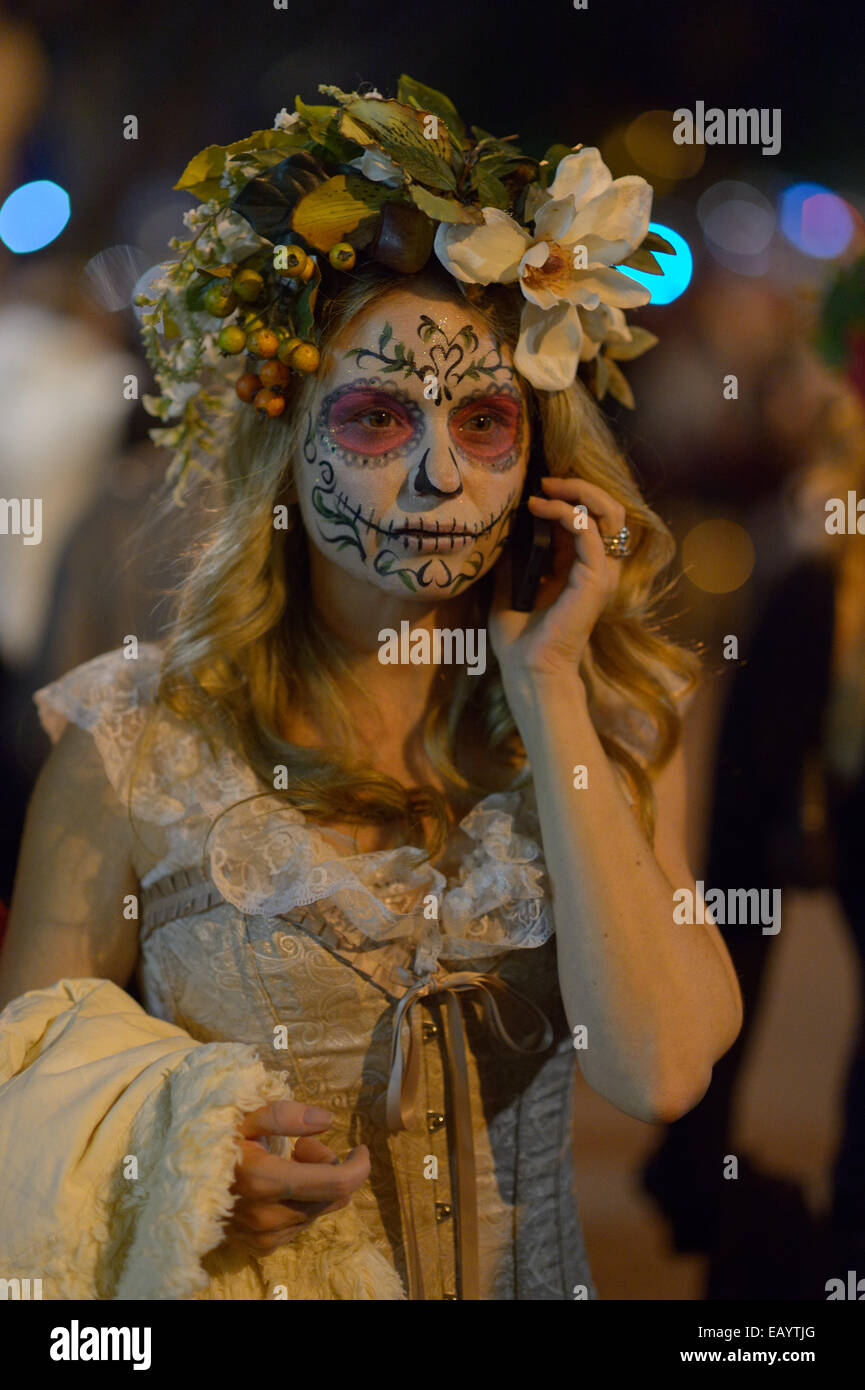 Dia de Los Muertos - Tag der Toten Prozession, Mission District von San Francisco CA Stockfoto