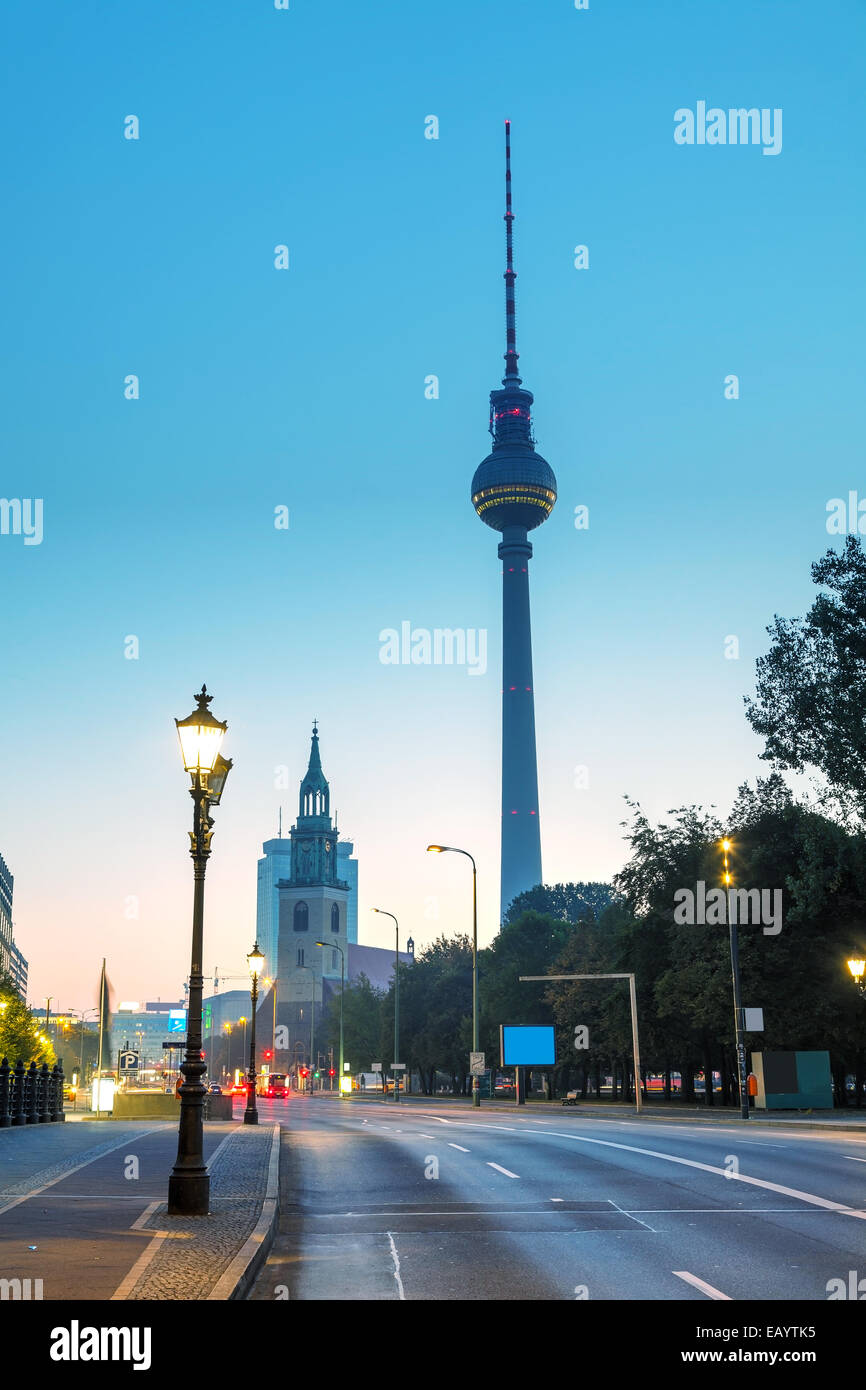 In den frühen Morgenstunden, Karl Libknecht Straße in Berlin anzeigen Stockfoto