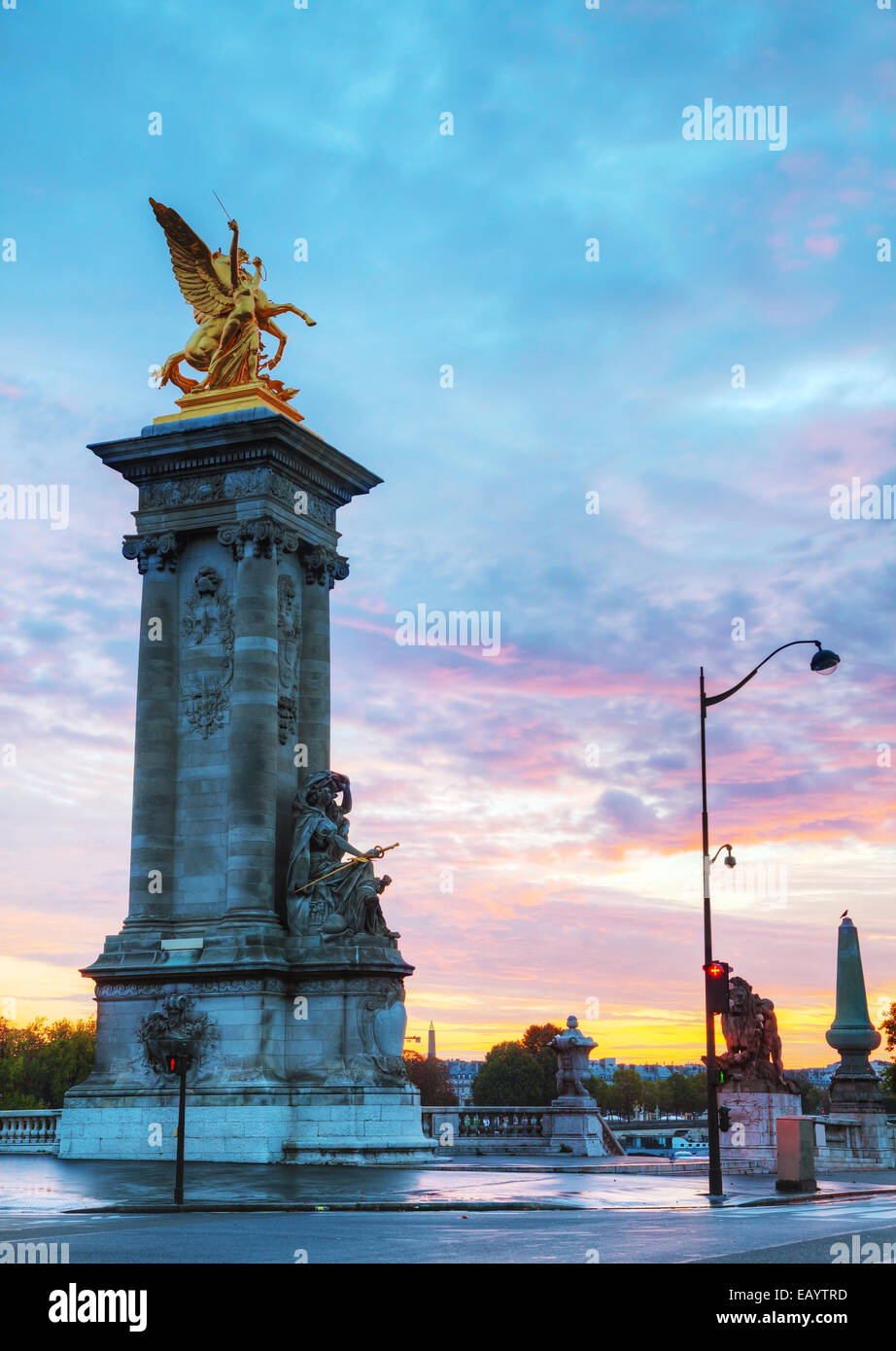Alexander III-Brücke in Paris bei Sonnenaufgang Stockfoto