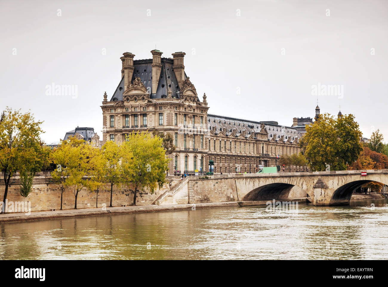 Louvre-Palast in Paris, Frankreich an einem bewölkten Tag Stockfoto