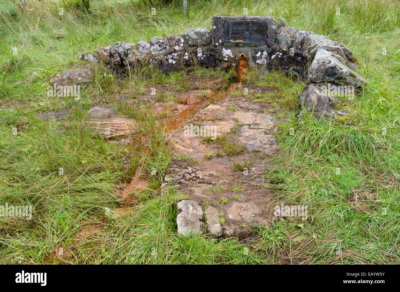 Der rote Brunnen (eine Schwefelquelle Feder), Nr Callander, Trossachs, Stirlingshire, Schottland, UK Stockfoto