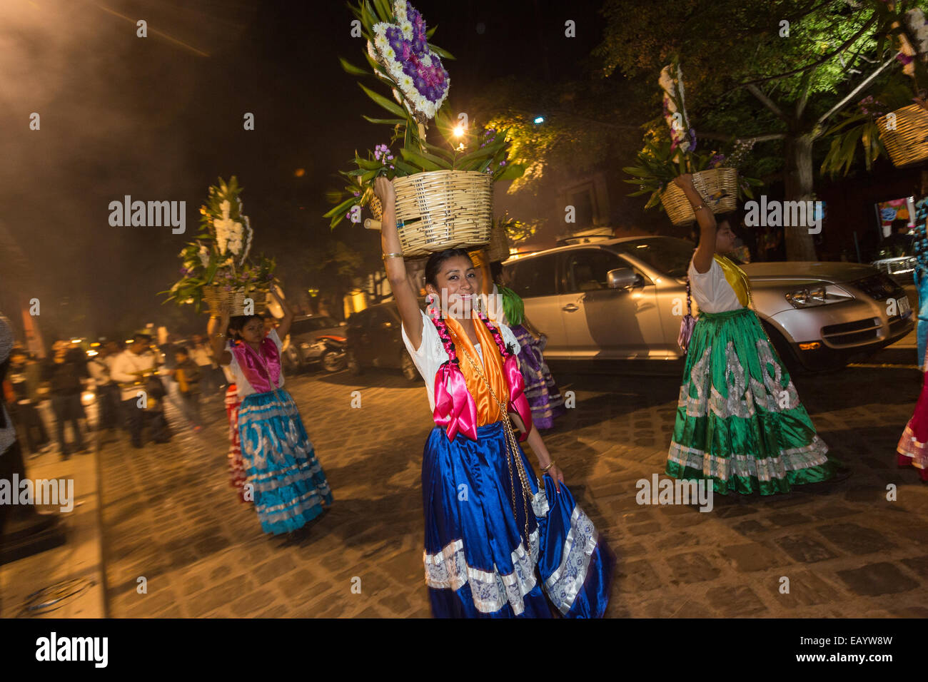 Traditionell kostümierten Volkstänzer während des Tages der Toten Festival bekannt in Spanisch als D'a de Muertos am 25. Oktober 2014 in Oaxaca, Mexiko. Stockfoto