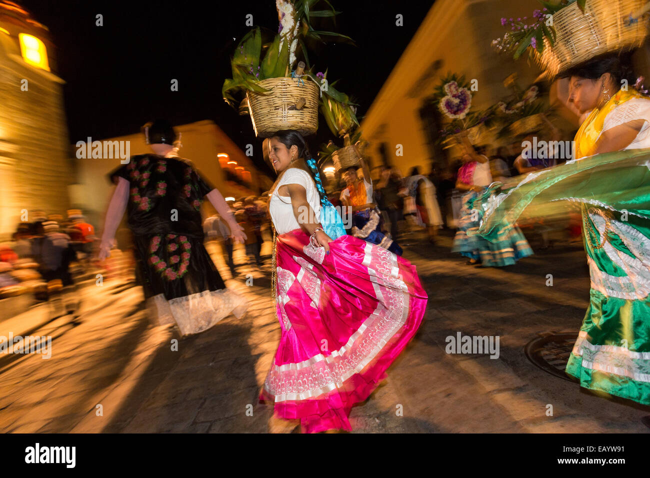 Traditionell kostümierten Volkstänzer während des Tages der Toten Festival bekannt in Spanisch als D'a de Muertos am 25. Oktober 2014 in Oaxaca, Mexiko. Stockfoto