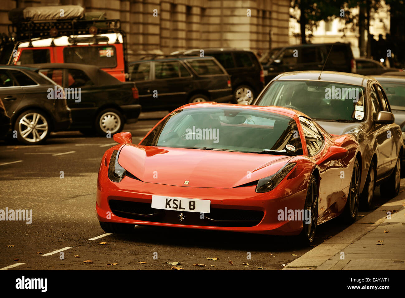 LONDON, UK - 27. September: Roten Porsche und London Street View am 27. September 2013 in London, Vereinigtes Königreich. London ist das weltweit am meisten besuchten Stockfoto