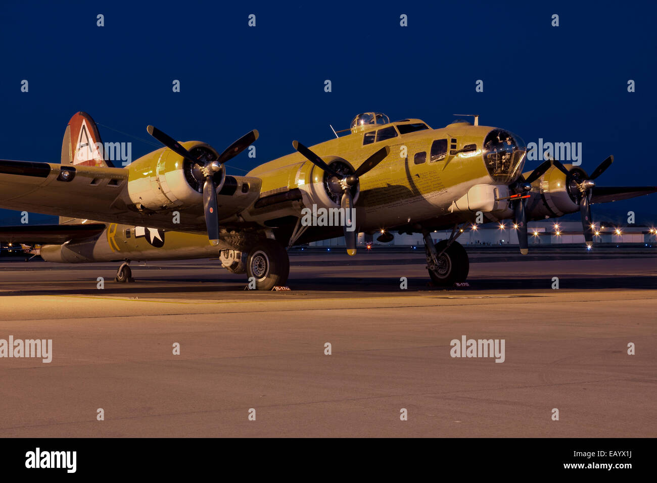 Boeing b-17 Flying Fortress "Nine-O-Nine" auf der Rampe am Livermore Flughafen in Livermore, Kalifornien sitzt gebaut Stockfoto