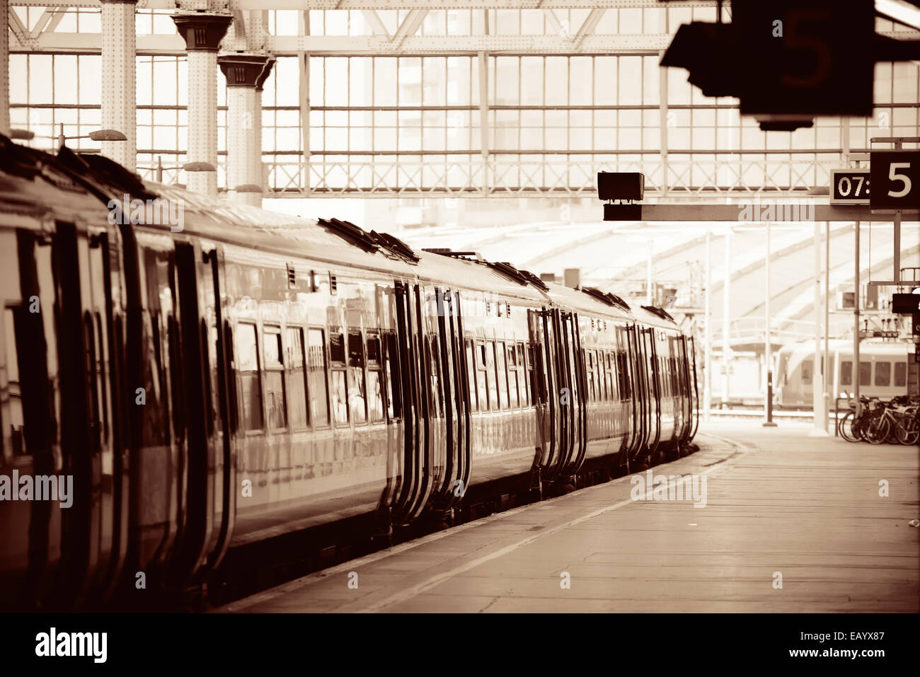 Trainieren Sie auf Plattform in der Station in London Stockfoto