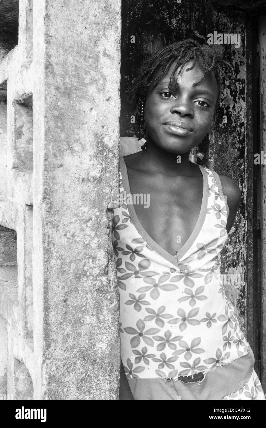 Eine Mädchen posiert in einem Dorf in der Ortschaft San Joaquim (Príncipe, Golf von Guinea) Stockfoto