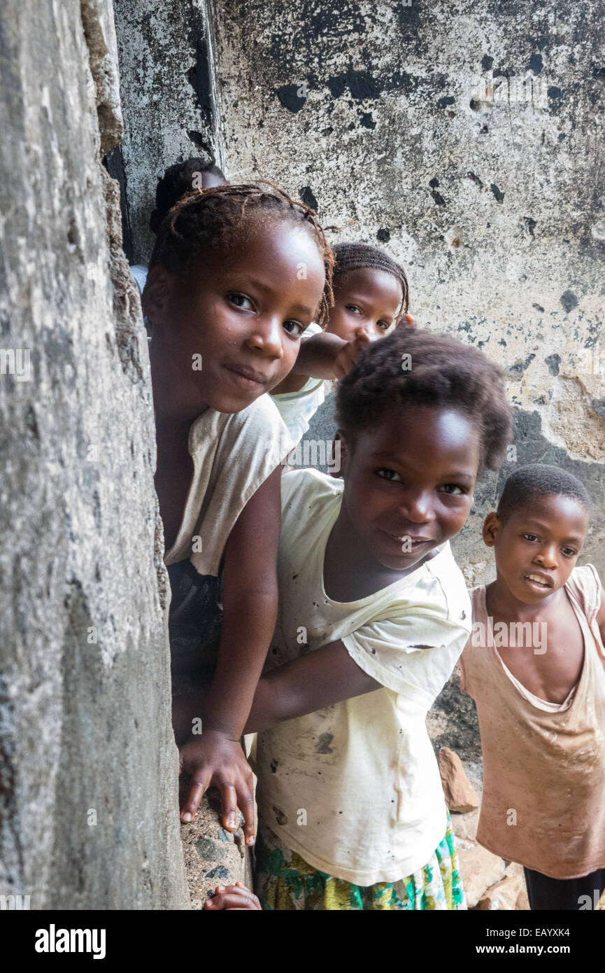 Neugierige Kinder in das Dorf San Joaquim (Príncipe, Golf von Guinea) Stockfoto