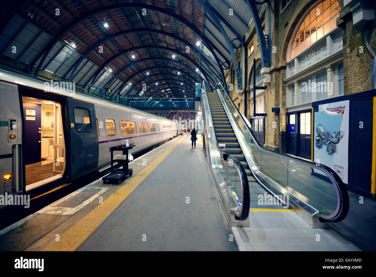 LONDON, UK - 27. September: Kings Cross Bahnhof Station innen am 27. September 2013 in London, Vereinigtes Königreich. Im Jahre 1852 ist, der südliche Terminus von der East Coast Main Line. Stockfoto