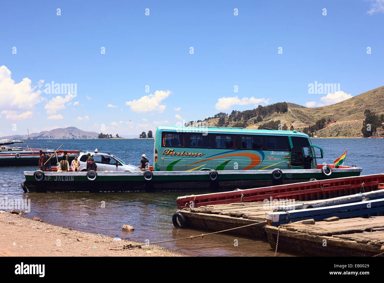 Motorisierte Holzfähre geladen mit Bus und Auto in San Pablo de Tiquina am Ufer des Titicaca in Bolivien Stockfoto