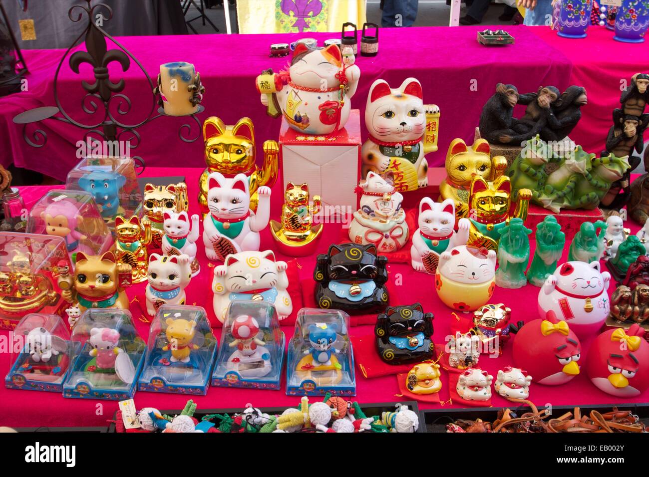 Maneki Neko zum Verkauf auf dem französischen Markt, New Orleans, Louisiana, USA Stockfoto