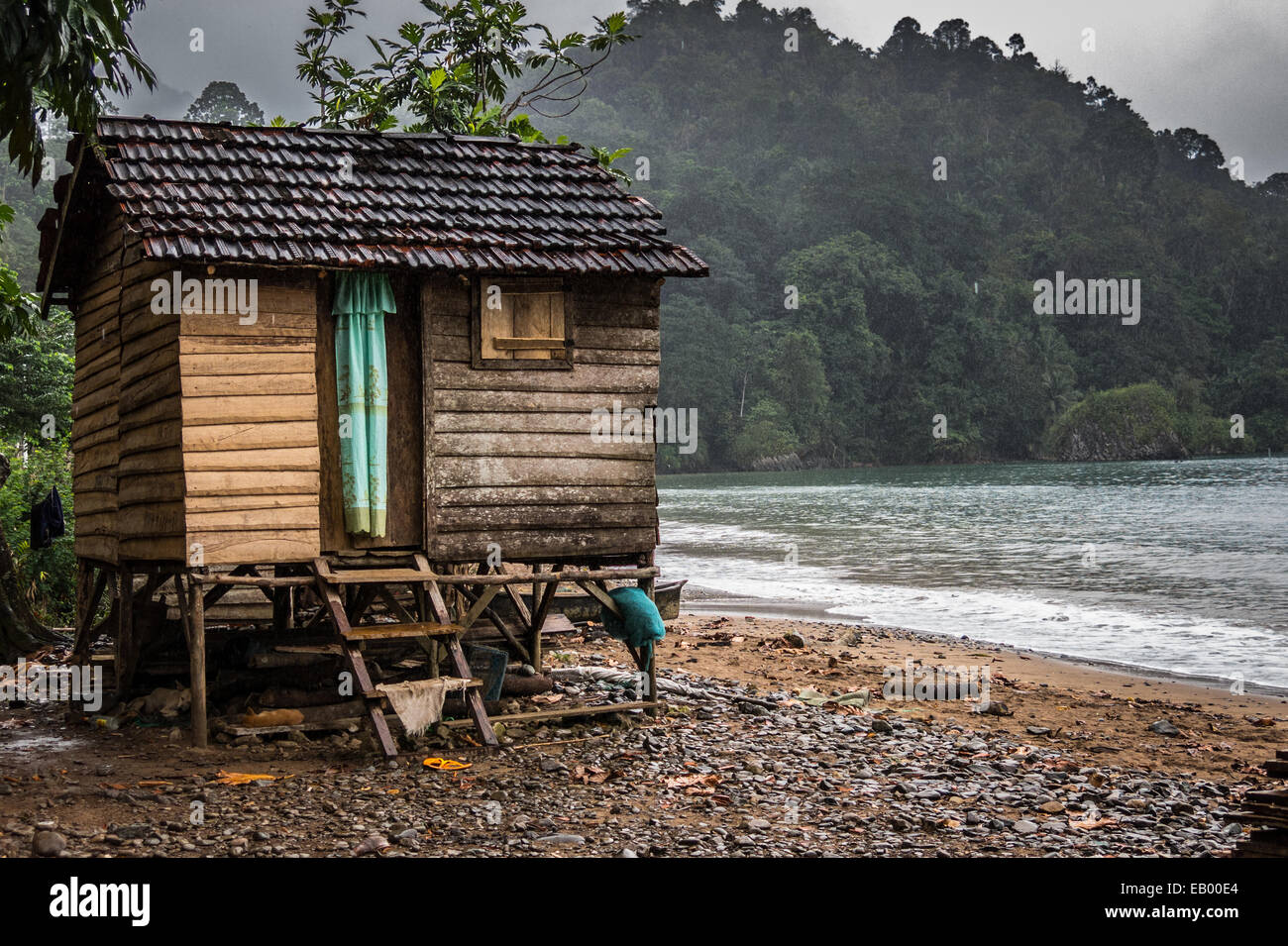 Fischer-Hütte auf Stelzen in Lapa, Príncipe (Sāo Tomé e Príncipe, Golf von Guinea) Stockfoto