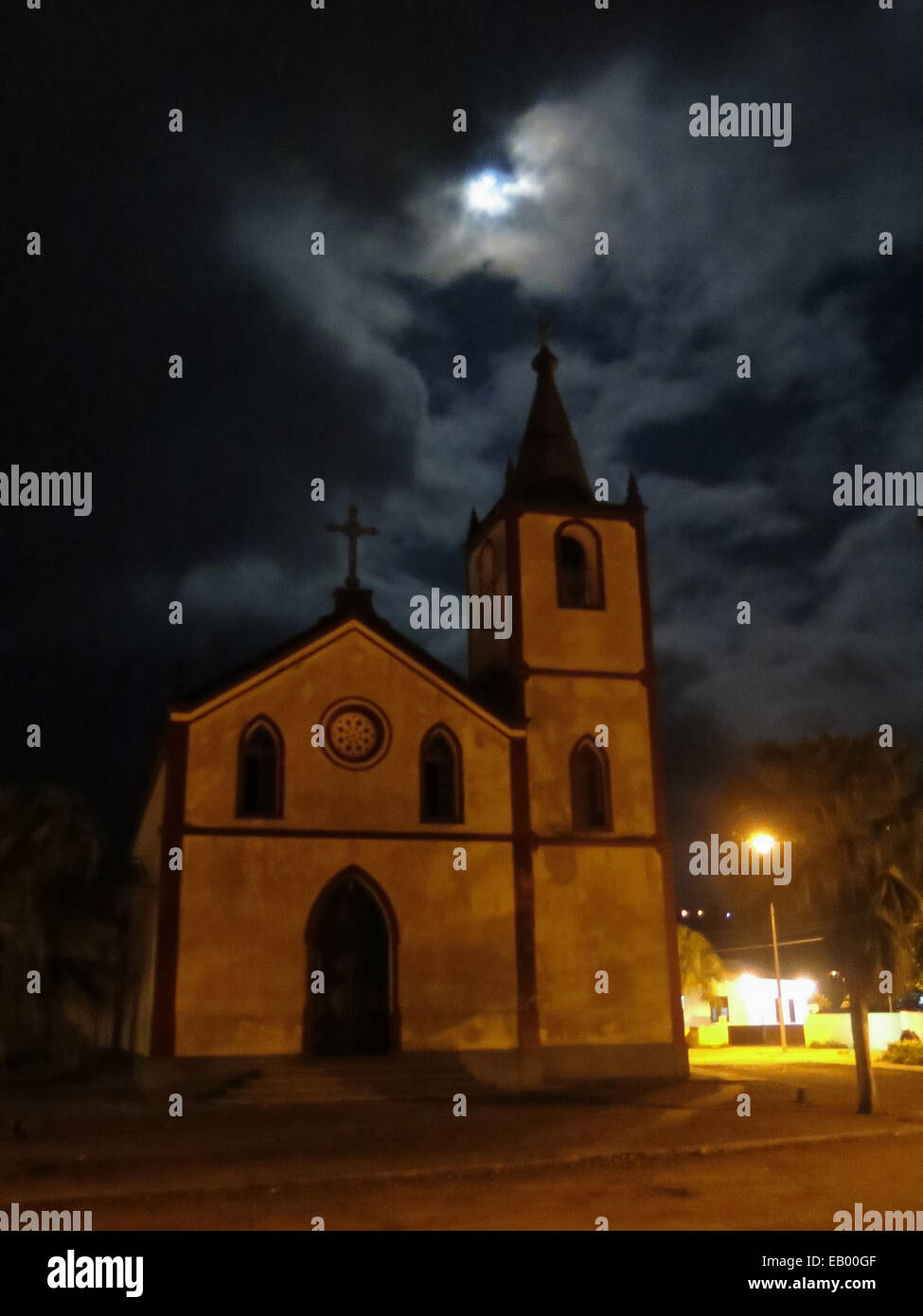 Die zentrale Kirche in Santo Antonio, Príncipe, (São Tomé und Príncipe, Golf von Guinea) bei Nacht. Stockfoto