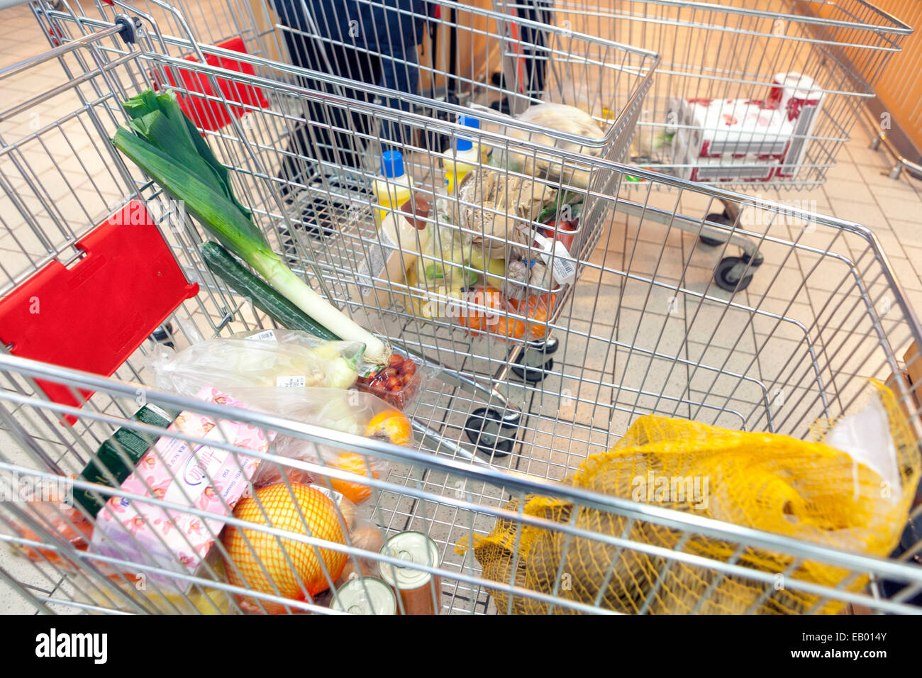 Supermarkt-Trolley halb leer Supermarkt-Einkaufswagen Prag, Tschechische Republik Europa Stockfoto