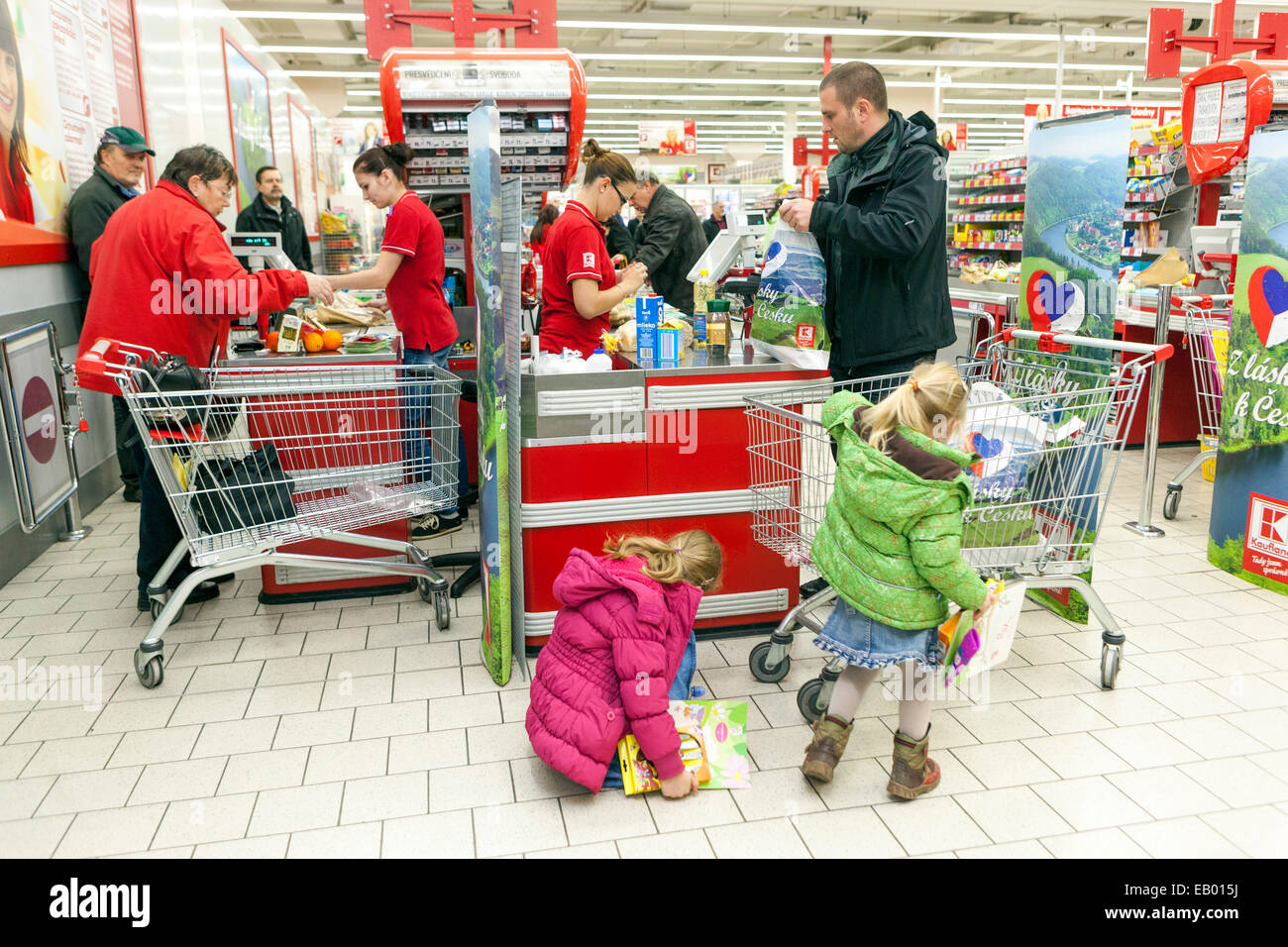 Leute, die im Supermarkt einkaufen, Kinderwagen-Supermarkt Stockfoto