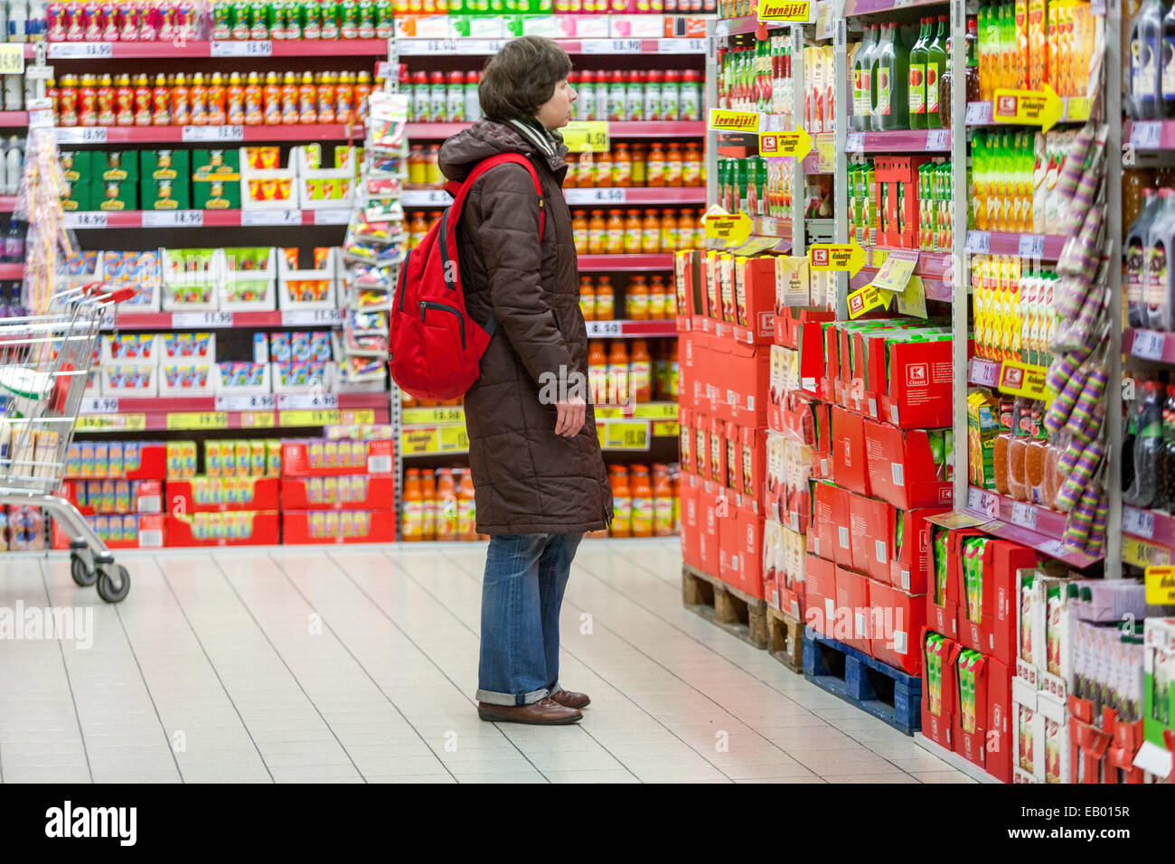 Leute, Frau wählt Waren aus den Regalen aus, einkaufen in den Regalen des Supermarktes ohne Preis Stockfoto