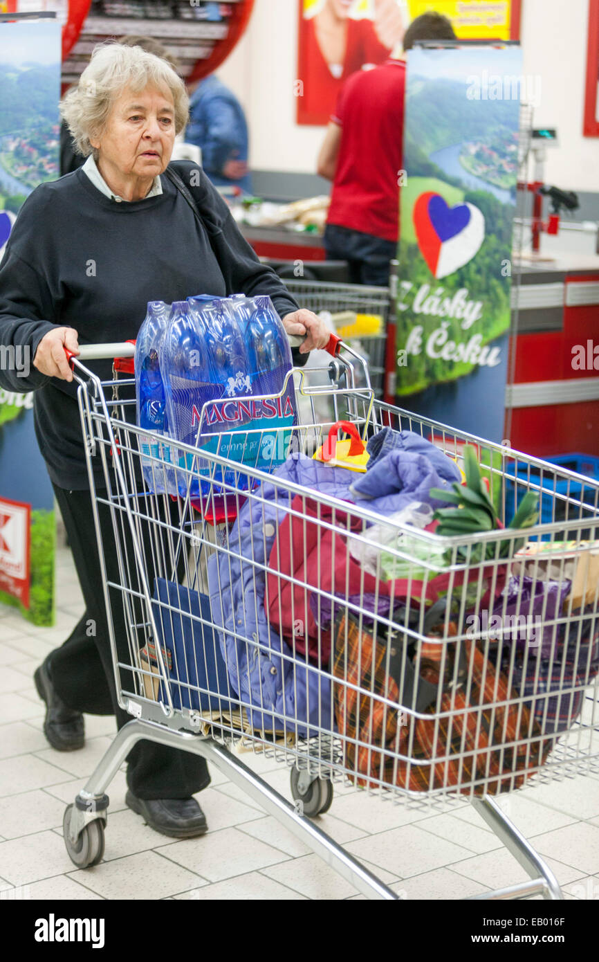 Ältere Frau Einkaufen Schieben Trolley Supermarkt Trolley Prag Tschechische Republik Europa Senior Frau Shopper ältere Kundenwagen Waren Trolley Shop Stockfoto