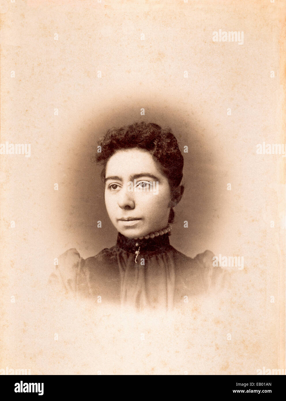 Vintage Bild einer ethnischen weiblich, 1889, hochgeschlossenes Kleid tragen. Stockfoto