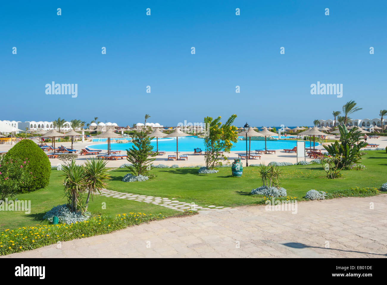 Blick über einen großen, luxuriösen tropischen Resort Swimmingpool mit Gärten Stockfoto