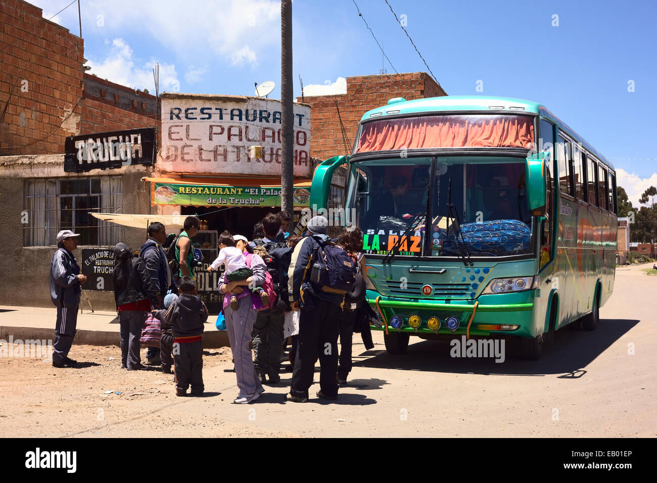Leute, die in einem Bus nach La Paz in San Pablo de Tiquina am Ufer des Titicaca in Bolivien Stockfoto