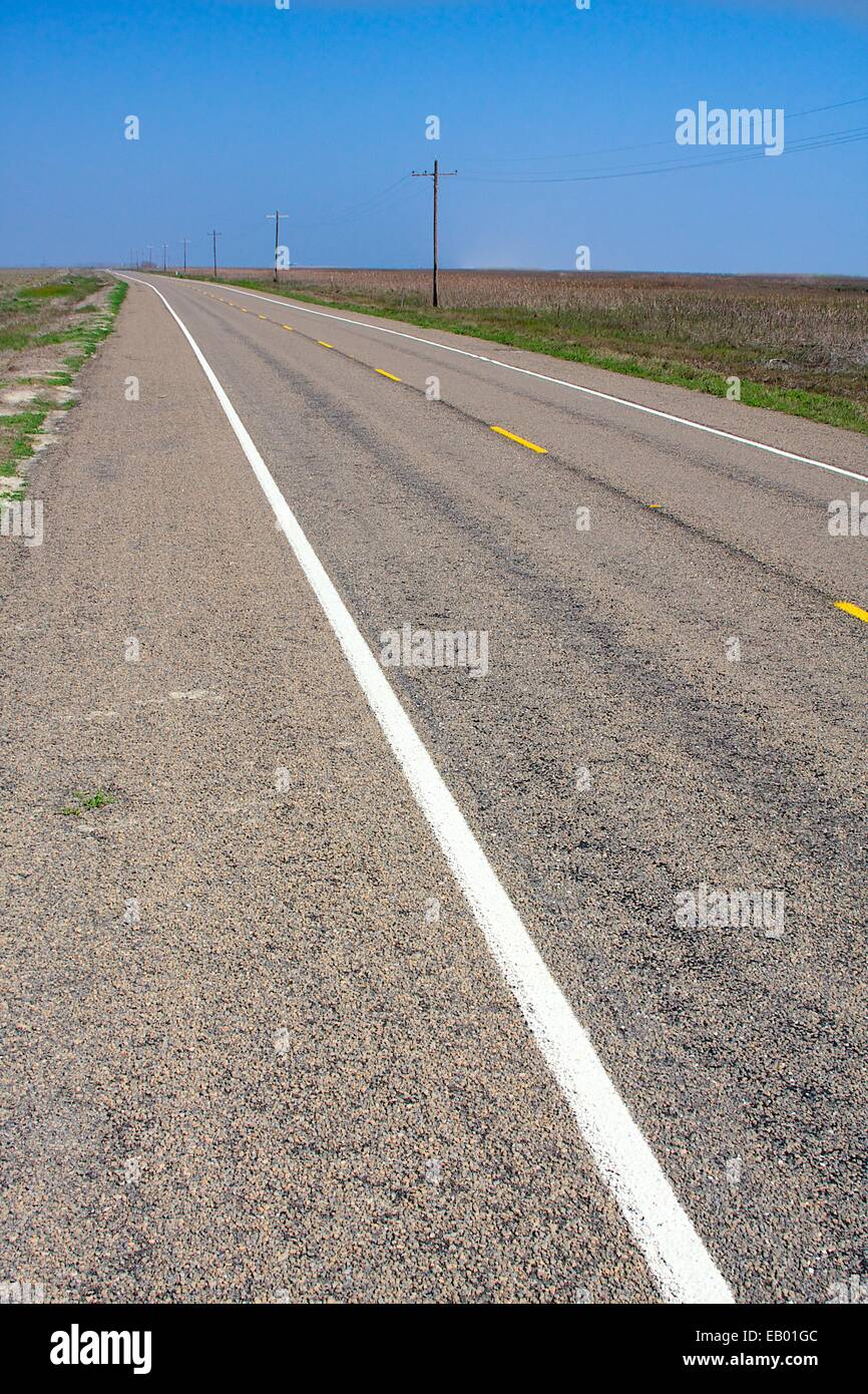 Texas State Highway 87 rollt über Küsten Prärie südlich von Port Arthur, Texas, USA Stockfoto