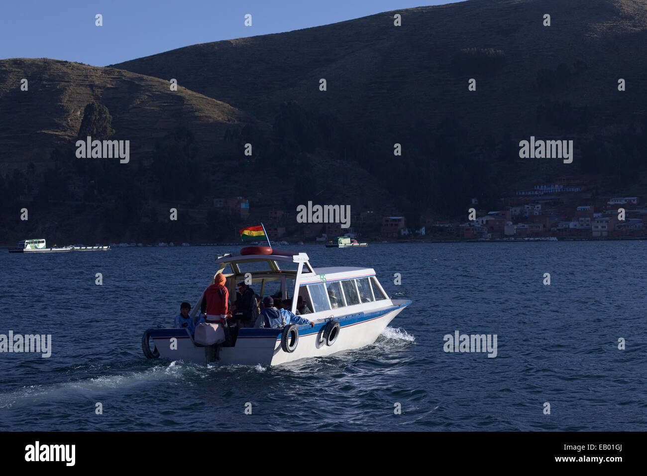 Kleines Motorboot Personenbeförderung über die Meerenge von Tiquina am Titicacasee in Bolivien Stockfoto