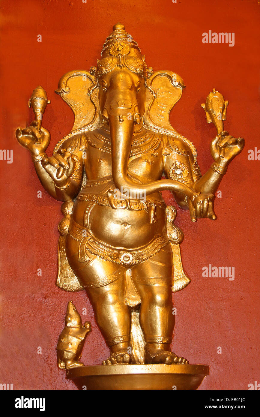 Goldene Farbe Idol stehender Ganesha in Kudroli-Gokarnanatheswara-Tempel in Mangalore, Karnataka, Indien, Asien Stockfoto