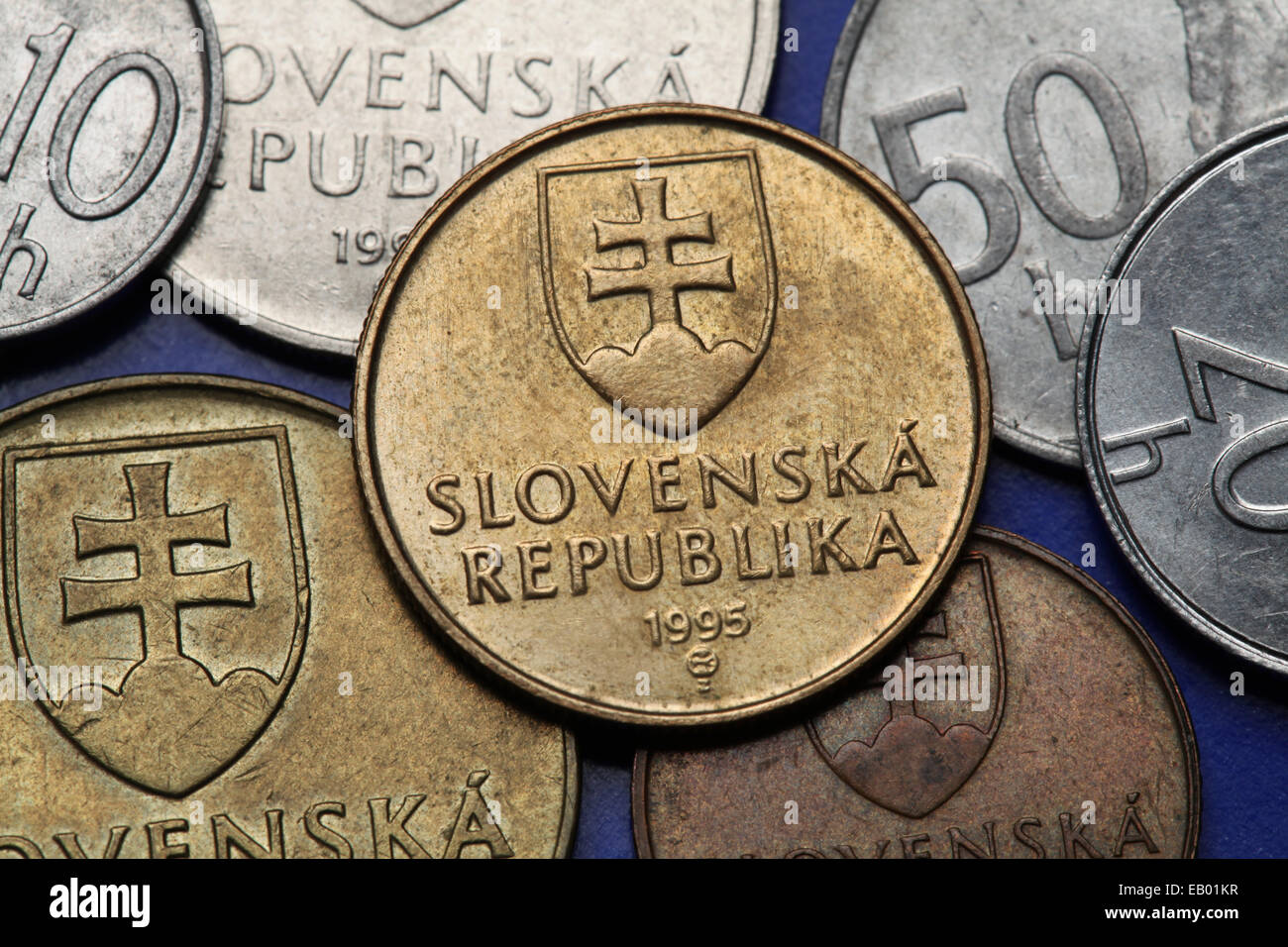 Münzen der Slowakei. Wappen der Slowakei auf slowakischen Kronen-Münzen abgebildet. Stockfoto