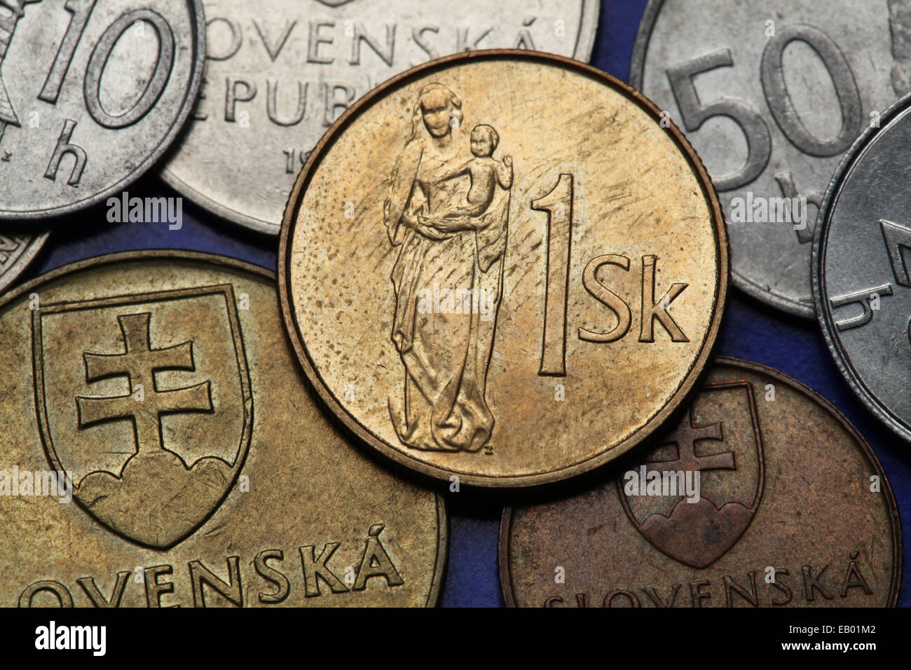 Münzen der Slowakei. Gotische hölzerne Skulptur der Madonna mit Kind auf der slowakischen Krone eine Münze dargestellt. Stockfoto