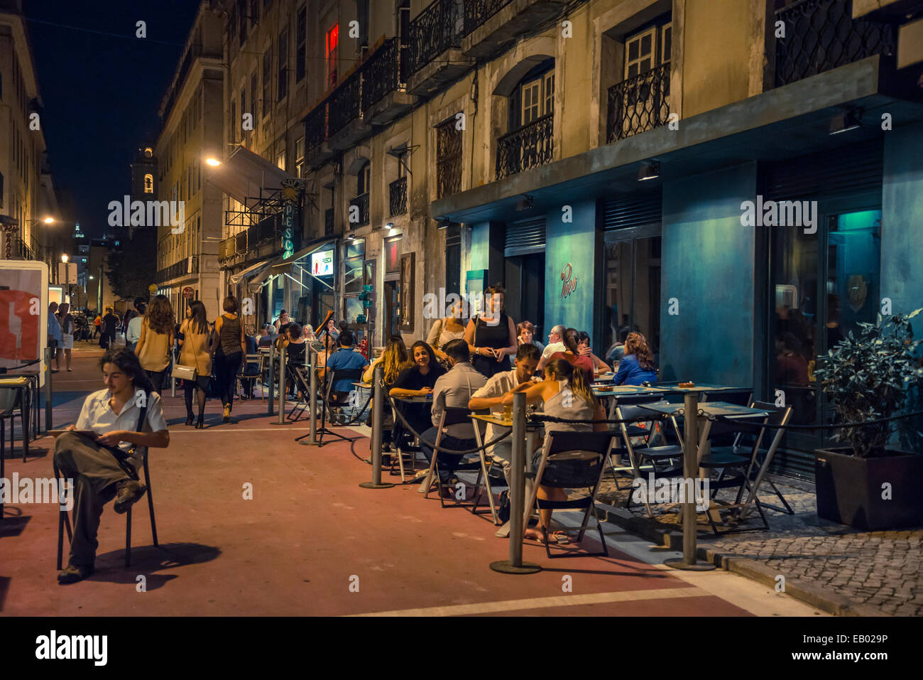 Restaurants in der Nacht in Rua Nova do Carvalho, Cais Sodre Bezirk, Lissabon, Portugal Stockfoto