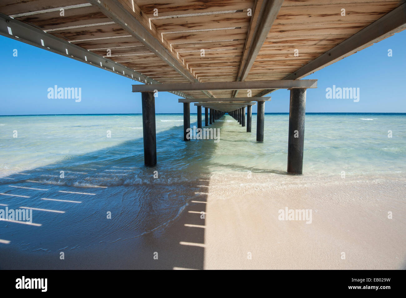 Hölzerne Steg Struktur ausgehen zum Meer am tropischen Strandresort Stockfoto