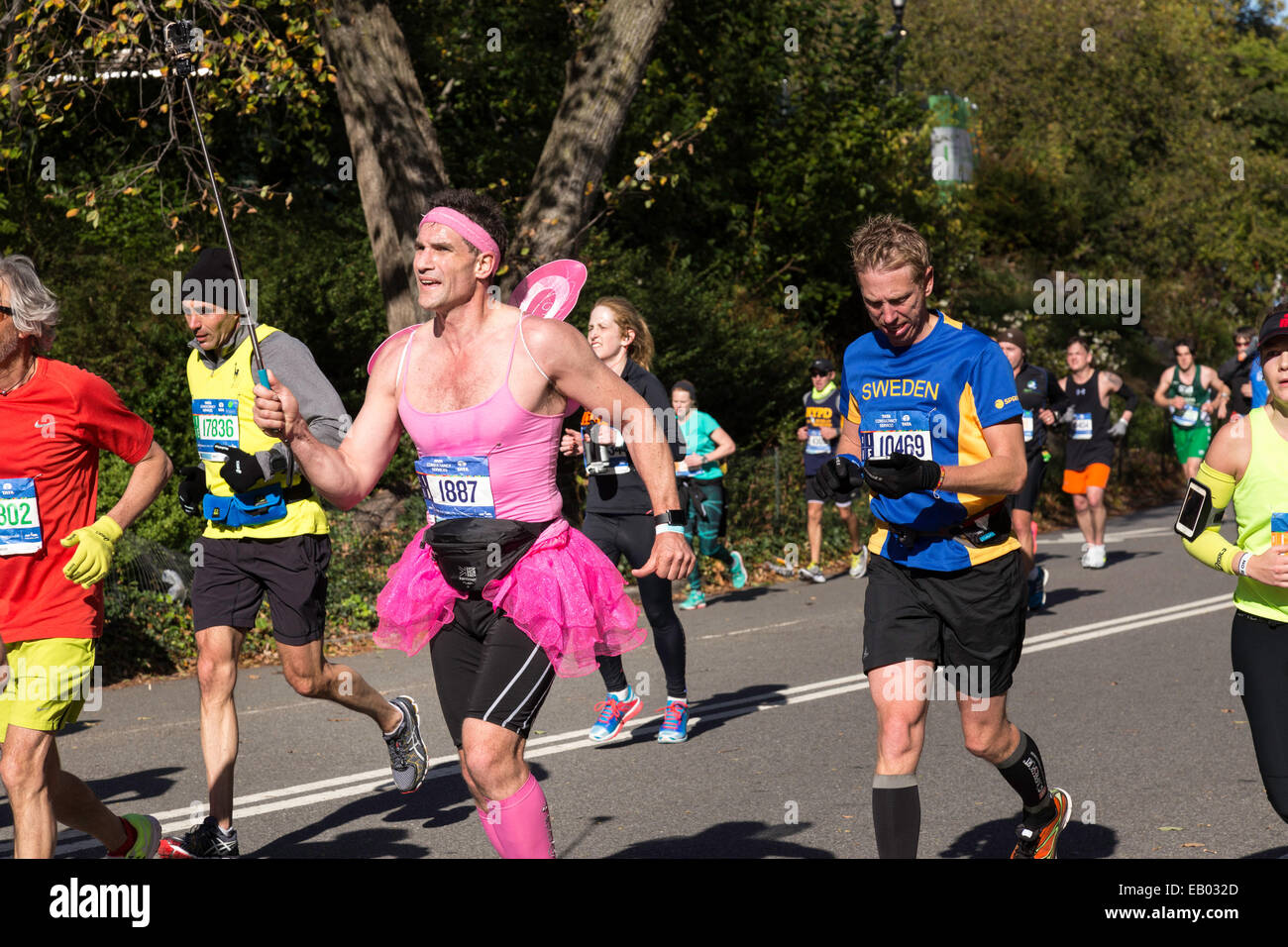 Mann in Fee Kostüm laufen die New York City Marathon, Central Park, New York, USA Stockfoto