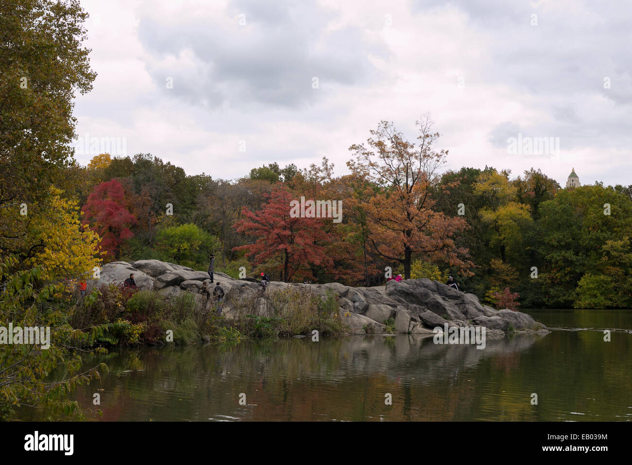 Bunte Bäume säumen den See im Central Park in New York City. Stockfoto