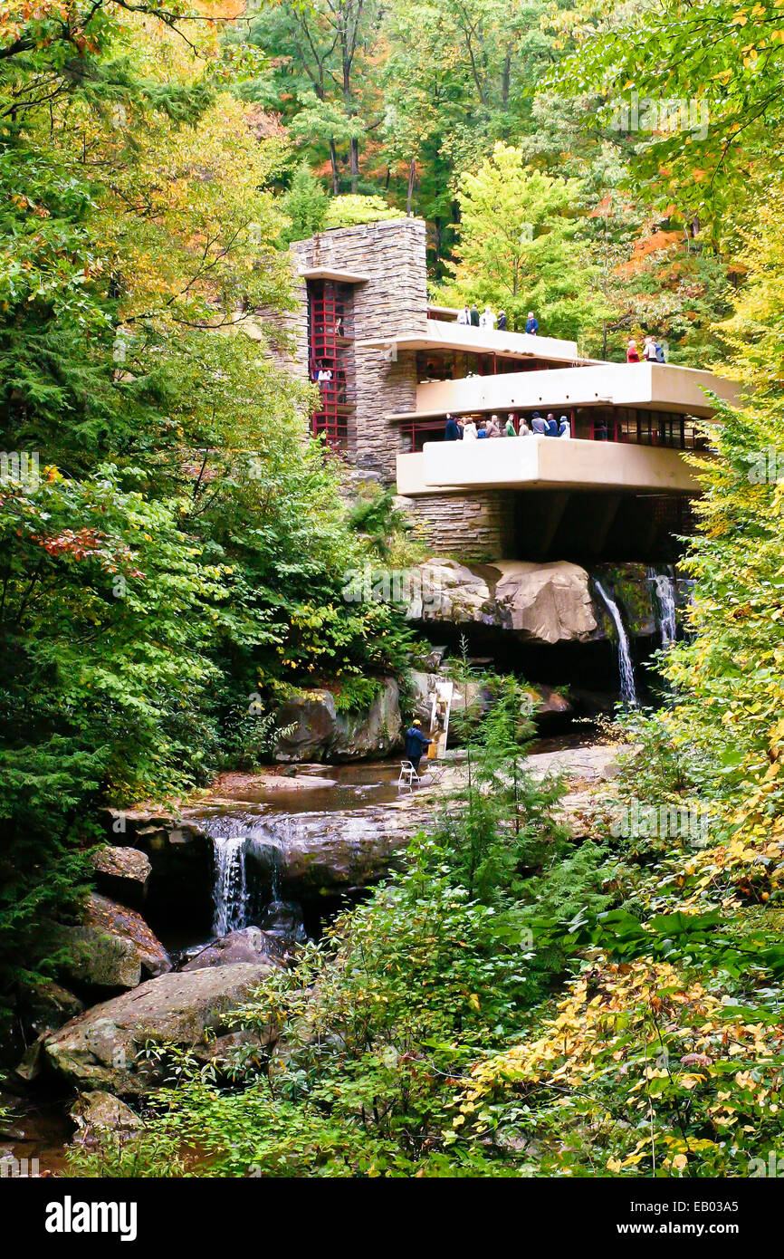 Frank Lloyd Wrights Fallingwater in Pennsylvania aus Rt-381. Besucher und Künstler Malerei im Wasser. Penn. Stockfoto