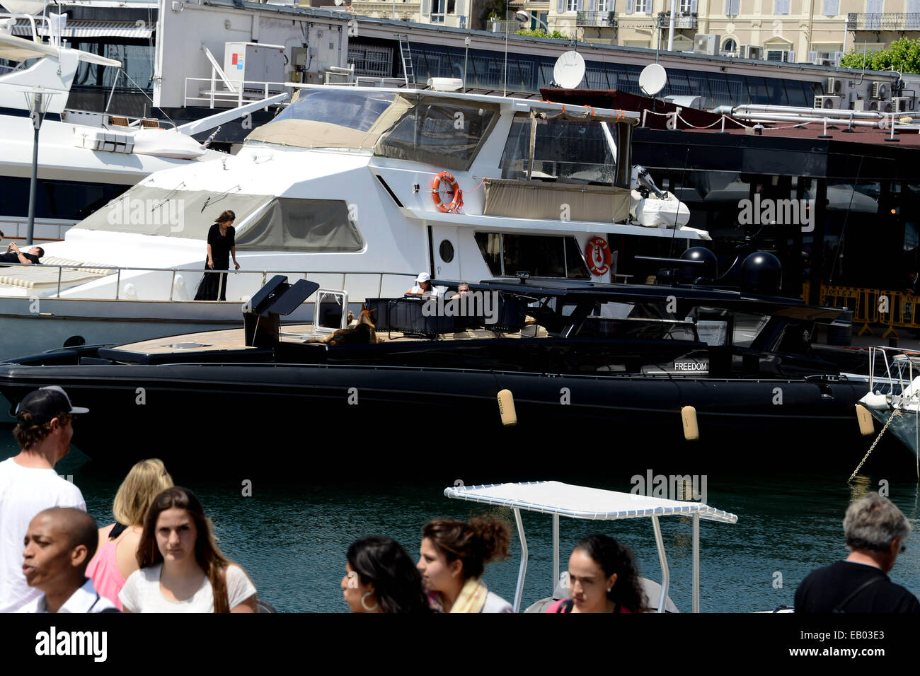 italienischer modeschopfer roberto cavalli sonnenbaden auf seine luxus yacht mit freundin lina nilson abgeschirmt durch feldbetten wahrend der 67 cannes film festival featuring roberto cavalli lina nilson wo cannes frankreich bei 20 mai
