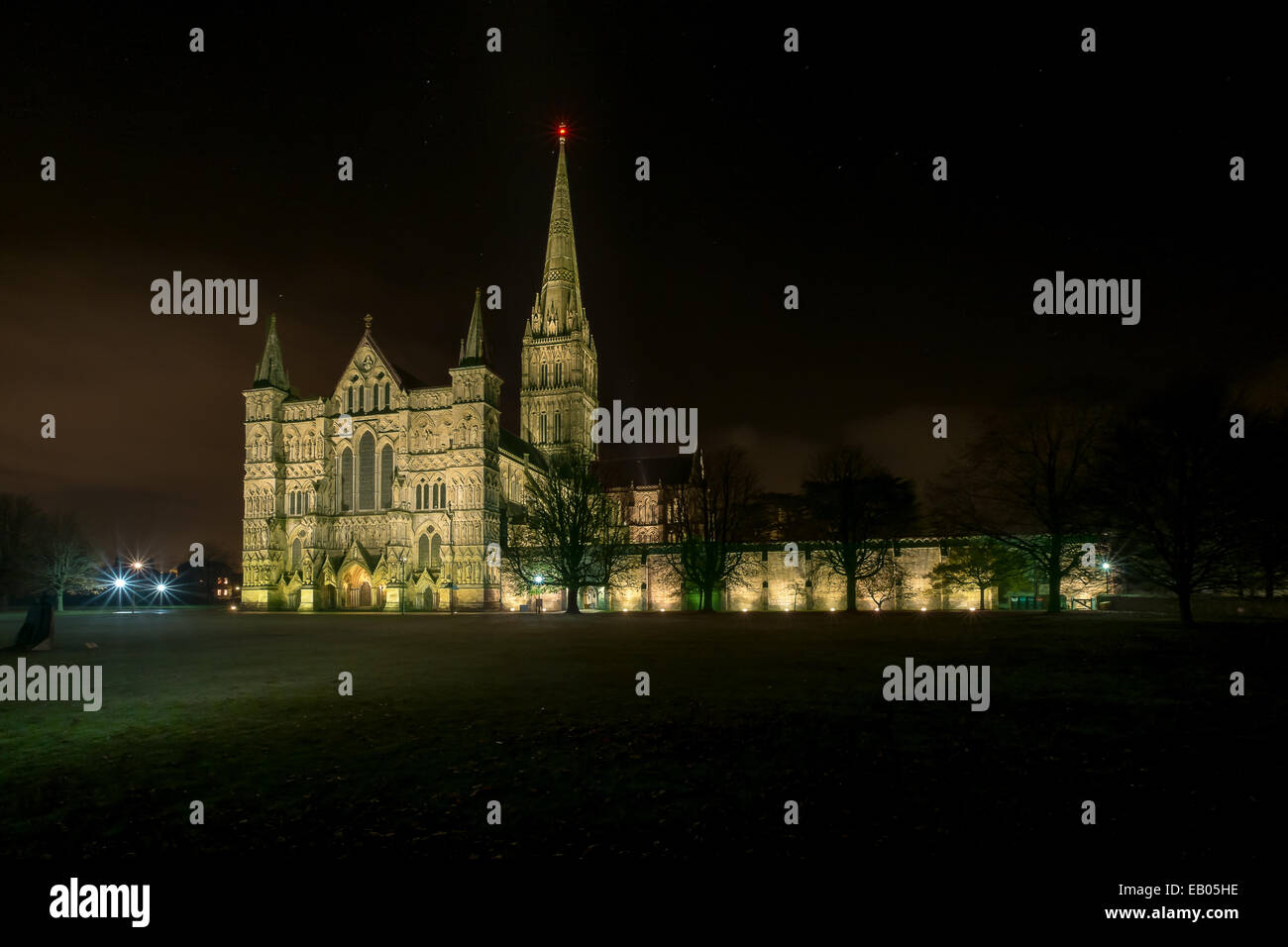 Kathedrale von Salisbury in einer sternenklaren Nacht beleuchtet Stockfoto