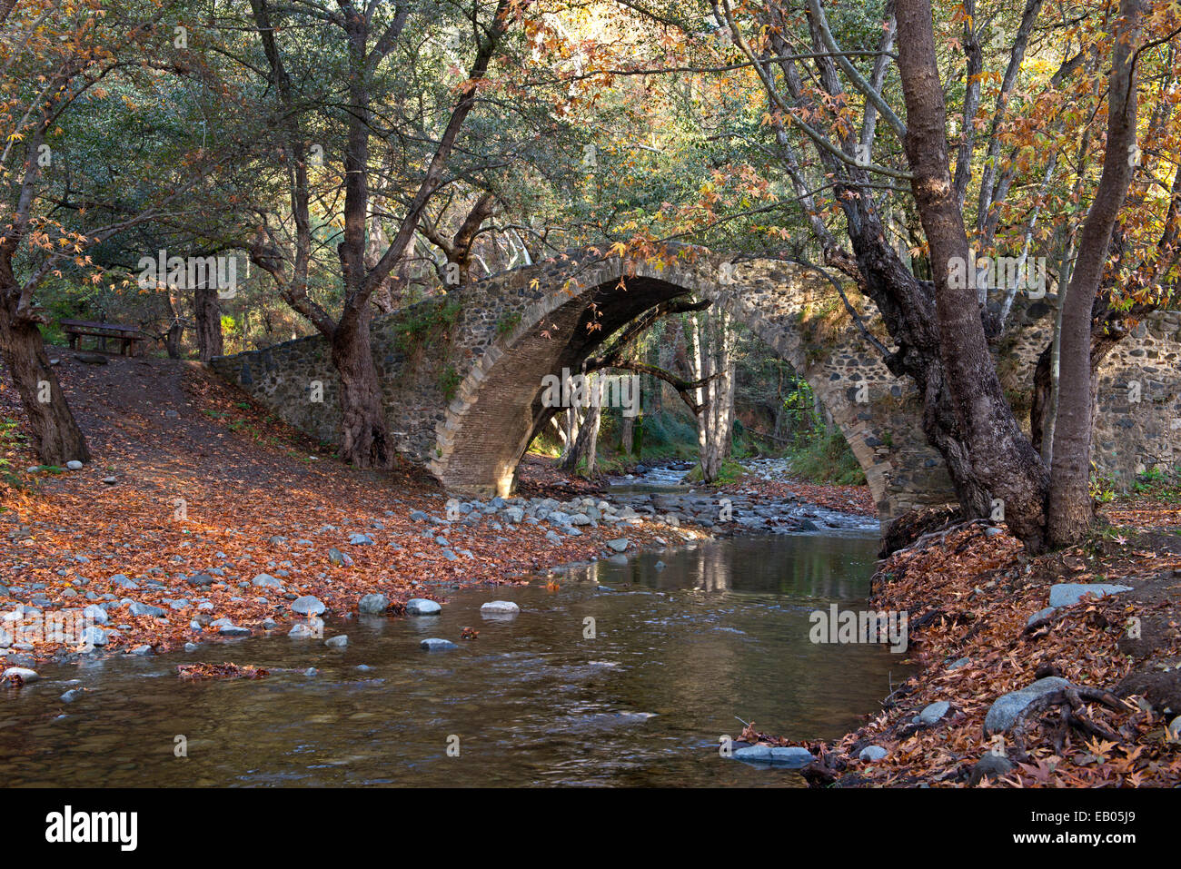 Die Kelefos venezianischen Brücke mit Herbst Farben im Troodos-Gebirge von Zypern Stockfoto