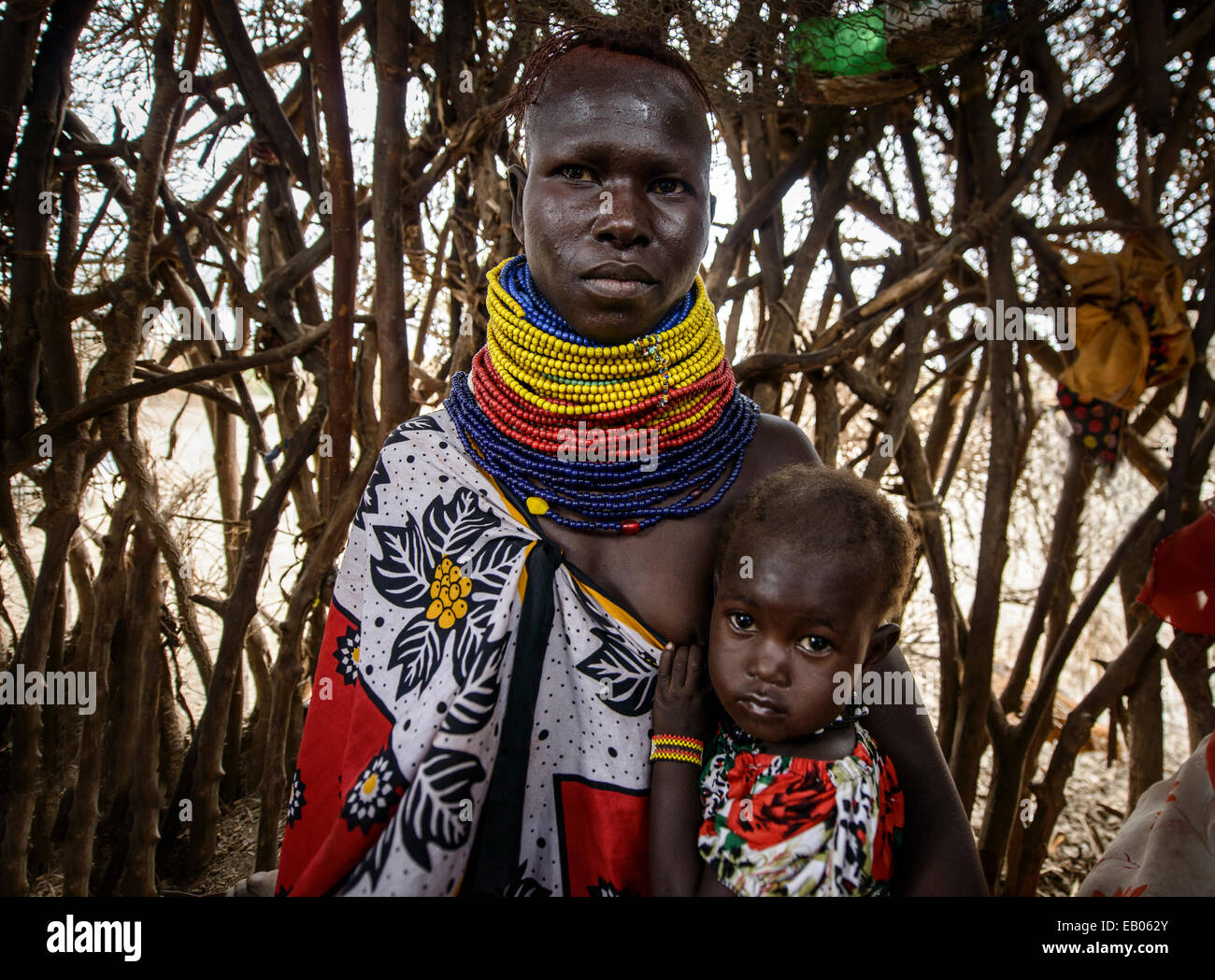 Turkana-Frau mit Baby tragen traditionelle Halsketten, Kenia Stockfoto