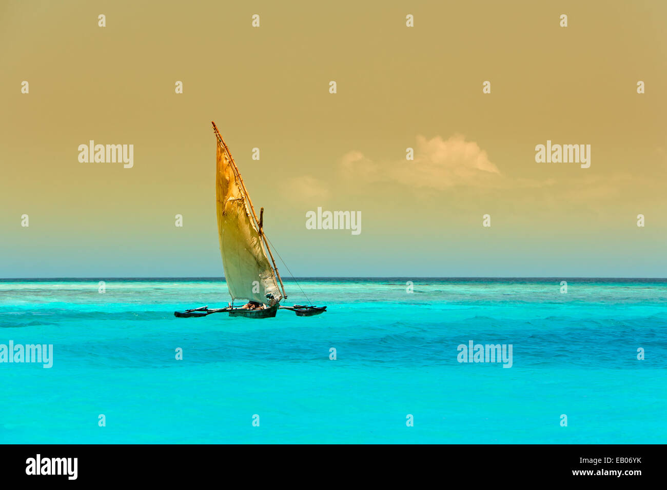 Hölzerne Segelschiff (dau) auf dem klaren, türkisfarbenen Wasser der Insel Sansibar Stockfoto