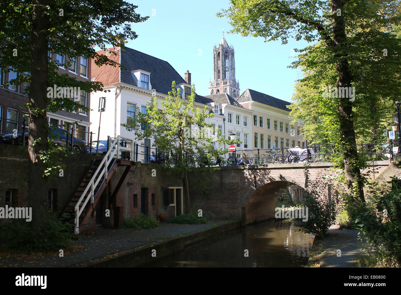 Nieuwegracht, ein Baum-schattierte Kanal mit alten abgesenkten Kais in der mittelalterlichen Innere Stadt Utrecht, Niederlande Stockfoto