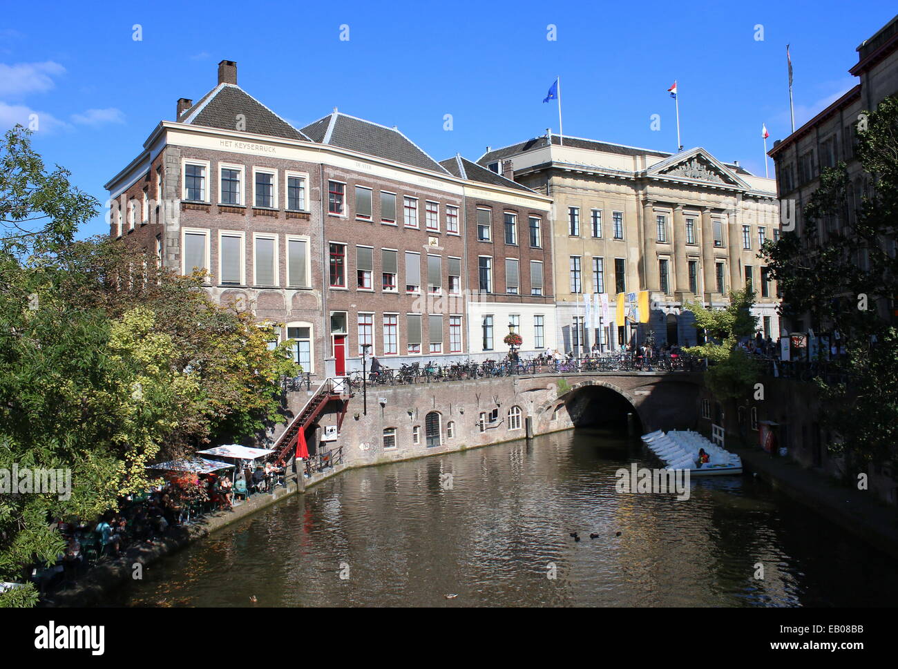 Winkel van Sinkel, Terrasse auf den alten mittelalterlichen Kais entlang Oudegracht Kanal in der Innenstadt von Utrecht, Niederlande Stockfoto