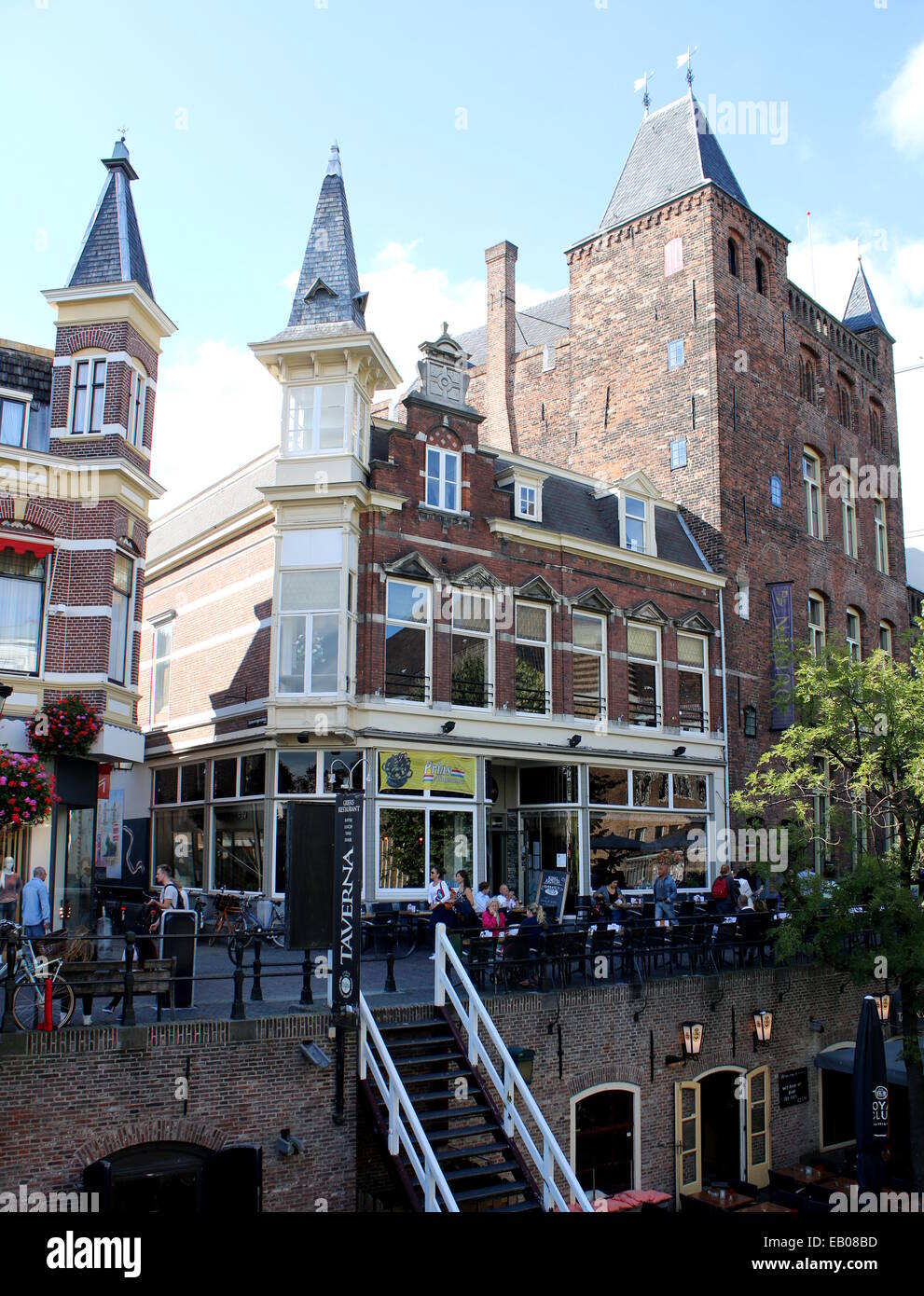 Oudegracht Kanal in der alten Innenstadt von Utrecht, Niederlande, mit mittelalterlichen Herrenhaus "Stadskasteel Oudaen" auf der rechten Seite Stockfoto