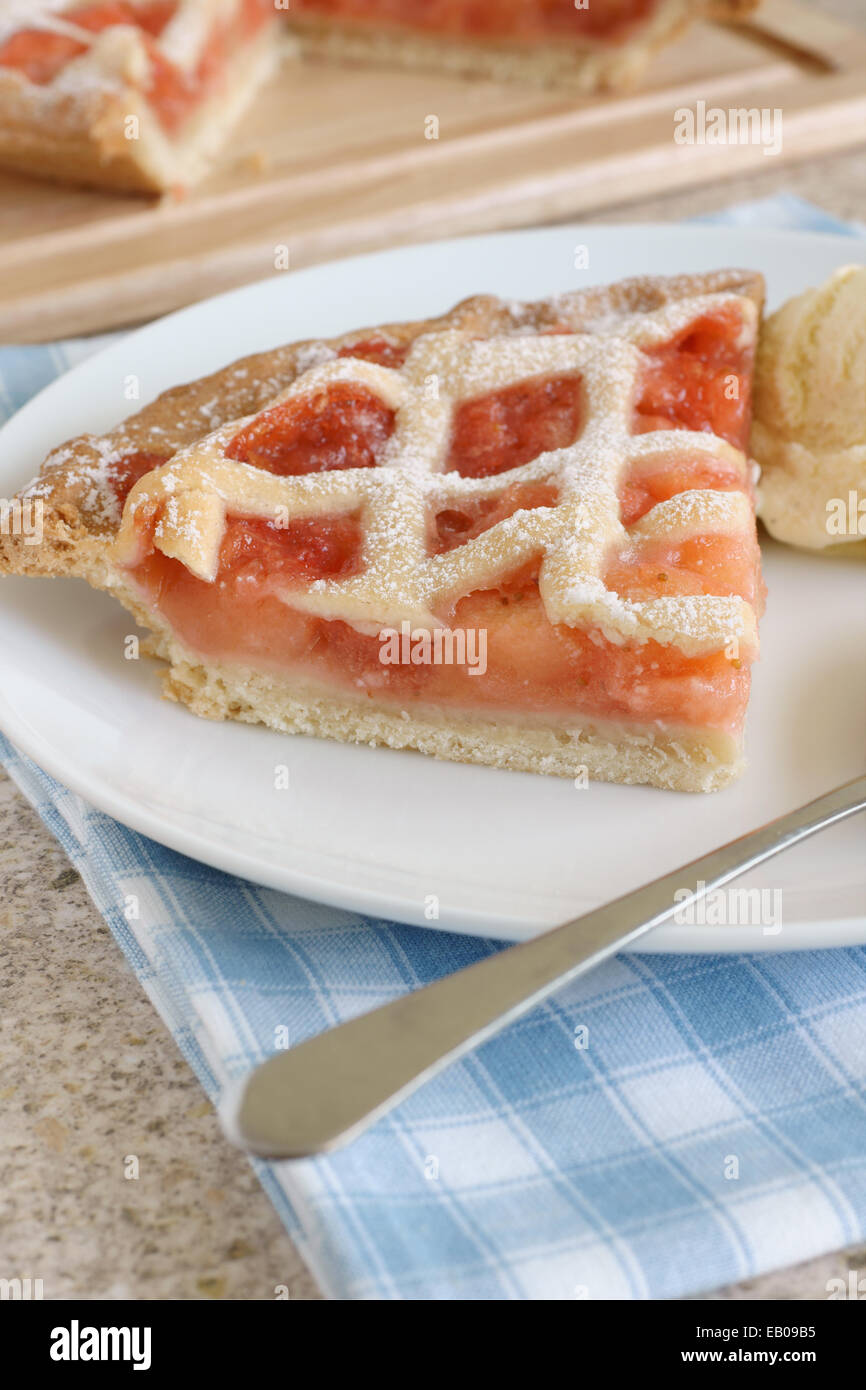 Erdbeere und Apfel-Gitter-Torte mit Eis Stockfoto