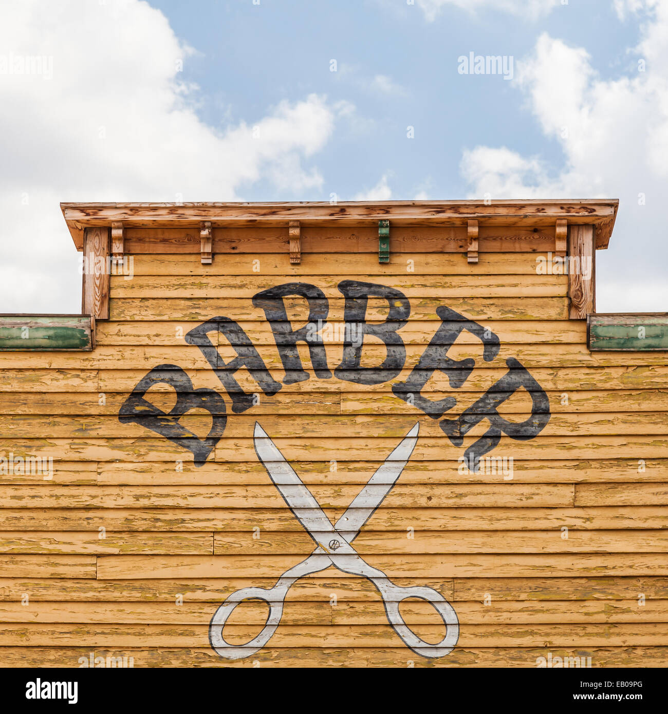 Alten Barbier Schild an einem verlassenen Gebäude Stockfoto