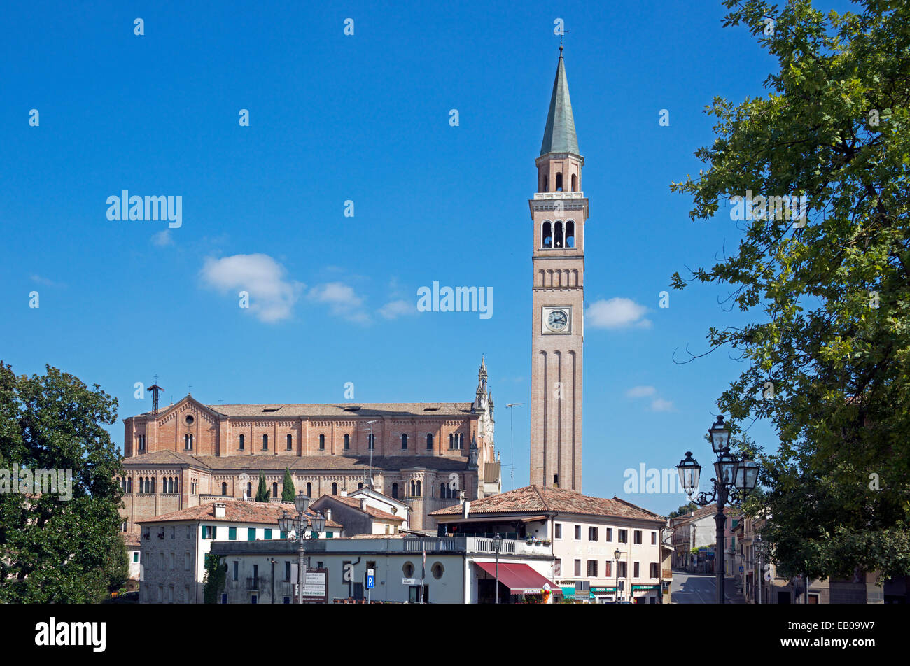 Kirche der Heiligen Annahme und Campanile Pieve di Soligo Provinz Treviso Norditaliens Stockfoto