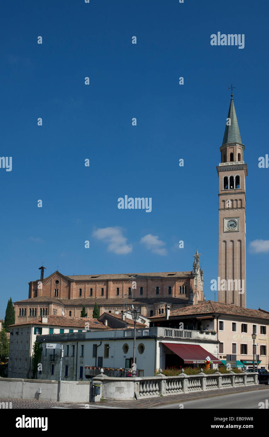 Kirche der Heiligen Annahme und Campanile Pieve di Soligo Provinz Treviso Norditaliens Stockfoto