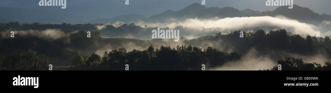 Panoramablick nebligen Morgen in der Nähe von Campea Treviso Provinz Nord-Italien Stockfoto