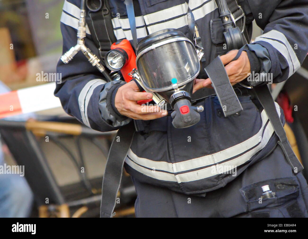 Holding gas mask -Fotos und -Bildmaterial in hoher Auflösung – Alamy
