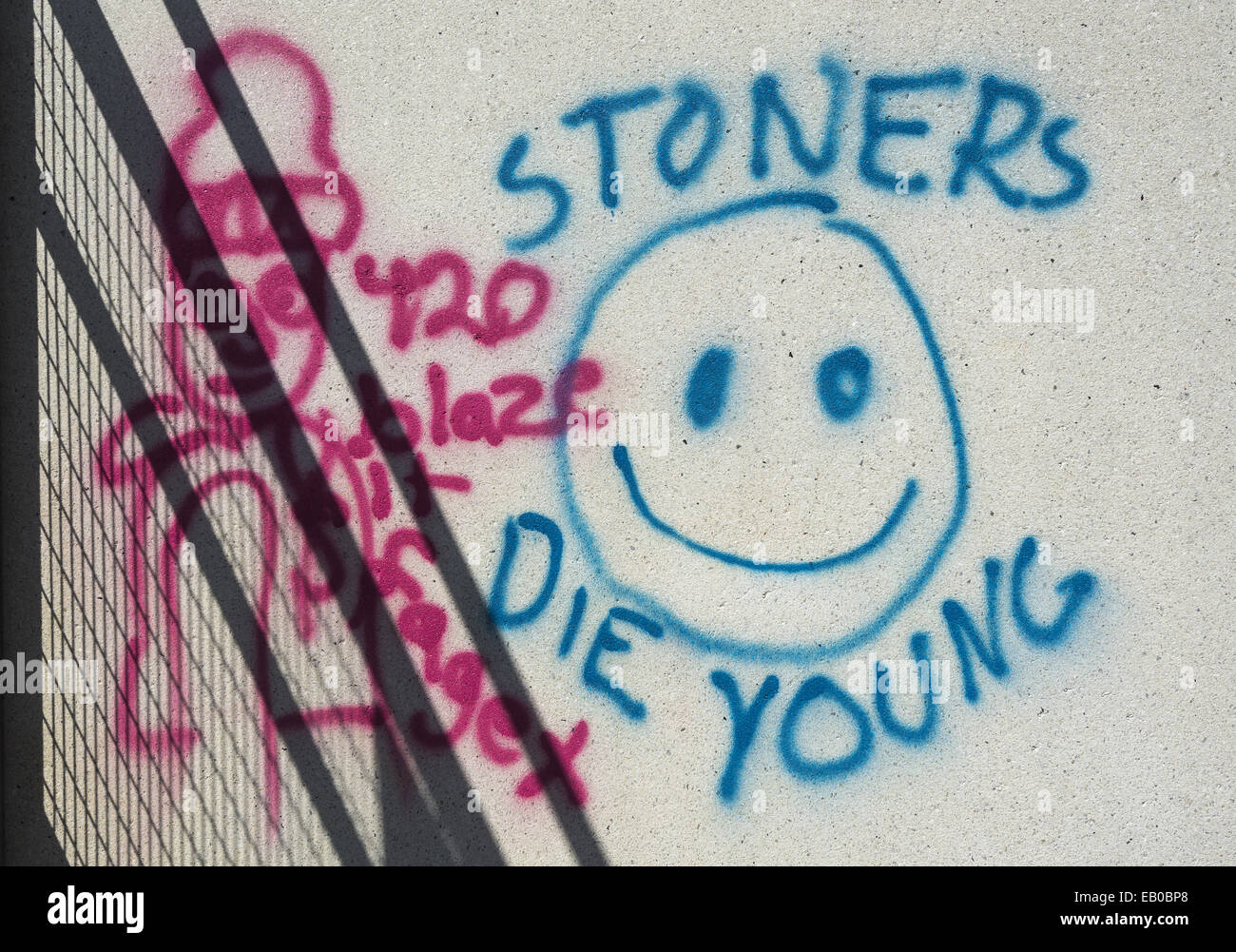 Kiffer sterben junge Graffiti auf weißen Wand Stockfoto