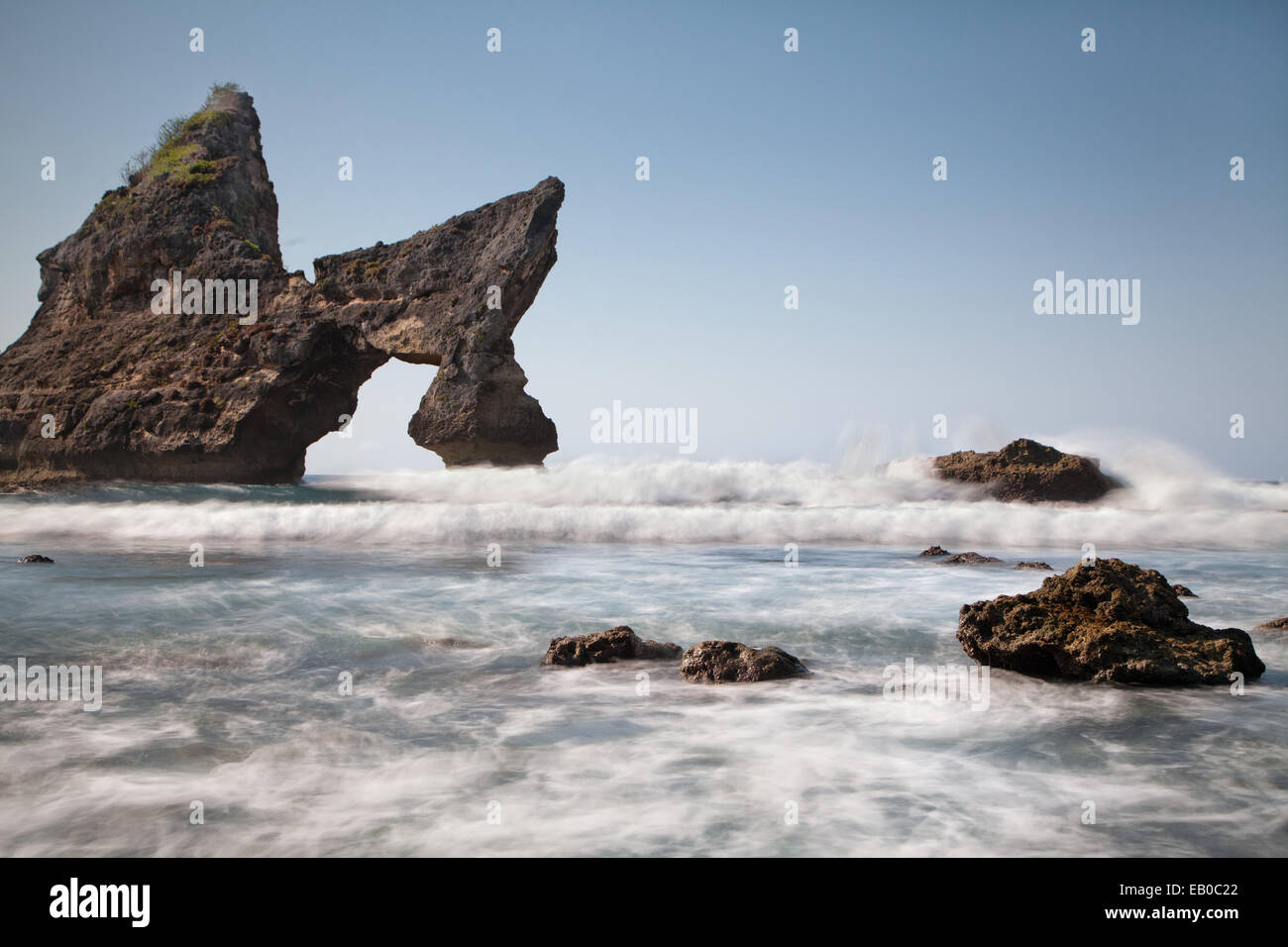 Unglaubliche Natural Arch Meer stack namens Batu atuh auf Nusa Penida tropischen Inselparadies Getaway. Dramatische Flut mit Küsten im Meer Stockfoto